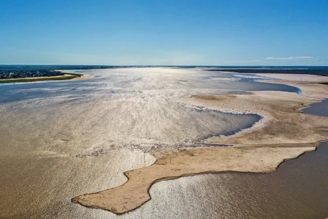 El Nivel del Río Paraná Vuelve a Descender en la Triple Frontera: Impactos y Perspectivas