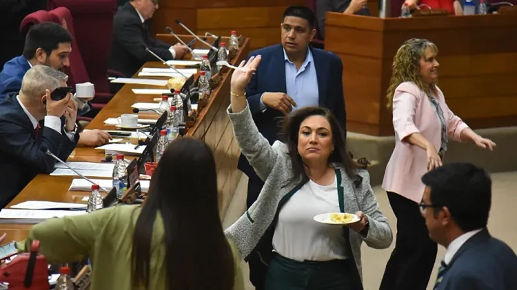 Controversia en el Congreso: Diputados Debaten Autoaumento Salarial en Medio de Indignación Ciudadana**